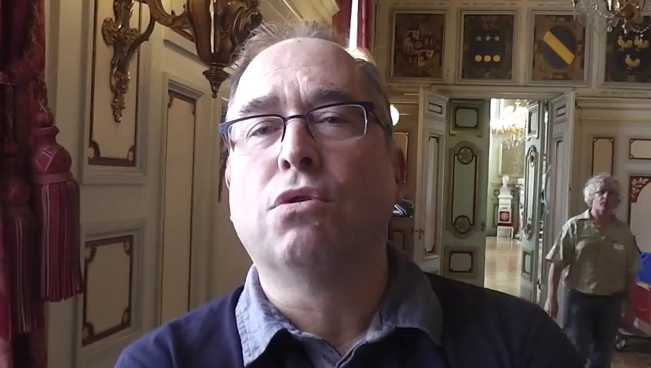 Le président des Amis du Zeybu, à Eybens explique l'action de l'association