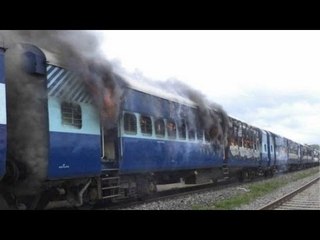 Video herunterladen: Train crash: dozens killed in India high speed train accident