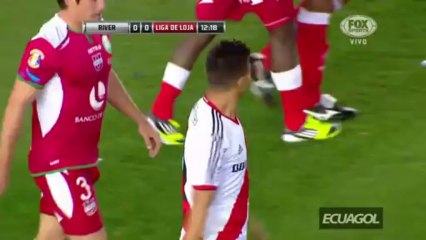 Jugador de Liga de Loja coje la cola al de River,  RIV vs LOJ