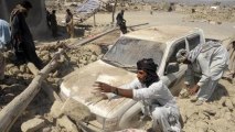 Homeless Pakistan quake survivors await help