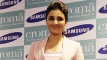 Parineeti Chopra Unveils Samsung GALAXY Note3 And Gear With Croma