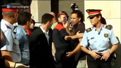 Messi y su padre acuden a declarar al juzgado entre ovaciones y gritos de "chorizo"