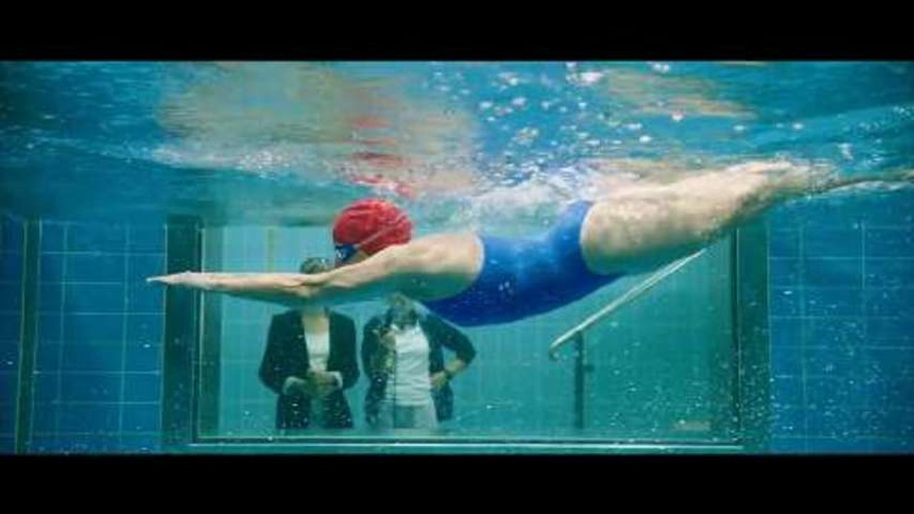 Die Frau, die sich traut - Clip Beates Schwimmtechnik (Deutsch) HD