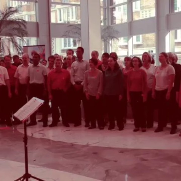 Le tango corse de Fernandel, par la chorale "Orange chante" de Saint Denis (Stadium)