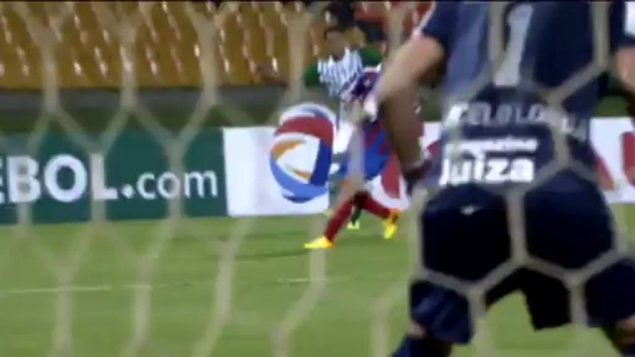 Che autorete! Giocatore brasiliano infila di testa il proprio portiere