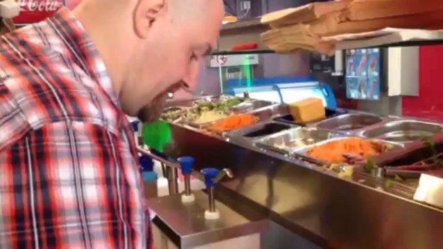 Liège: le plus gros hamburger d'Europe, c'est chez Din'o Snack à Sclessin!