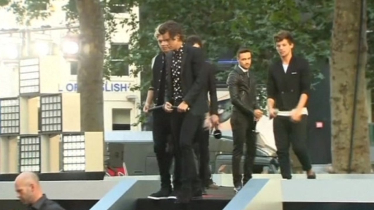 One Direction signs record deal, Jon Hamm to undergo surgery