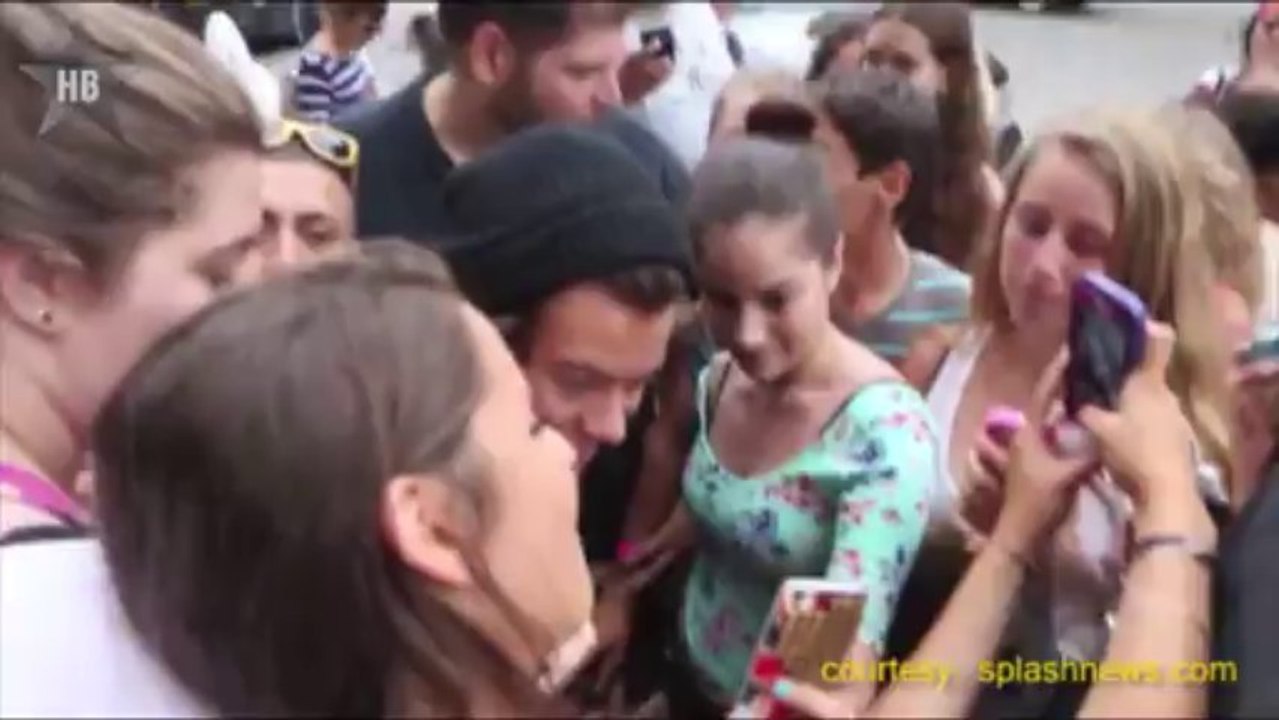 One Direction Harry Styles Spotted KISSING A GU...