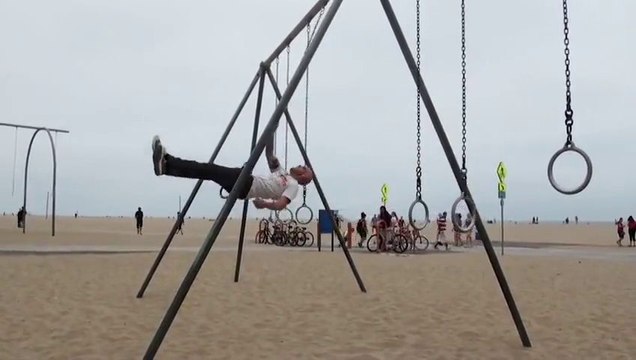 Le gars reprend du Miley Cyrus - Wrecking Ball en Public. Enorme!