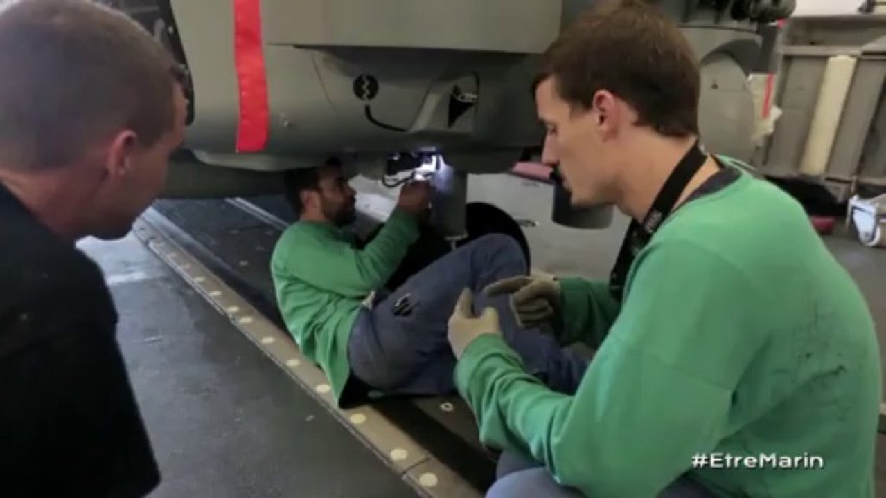 Caméra embarquée - Entretien de l'hélicoptère dans le hangar