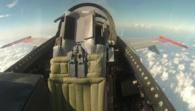 Avion de chasse F-16 sans pilote