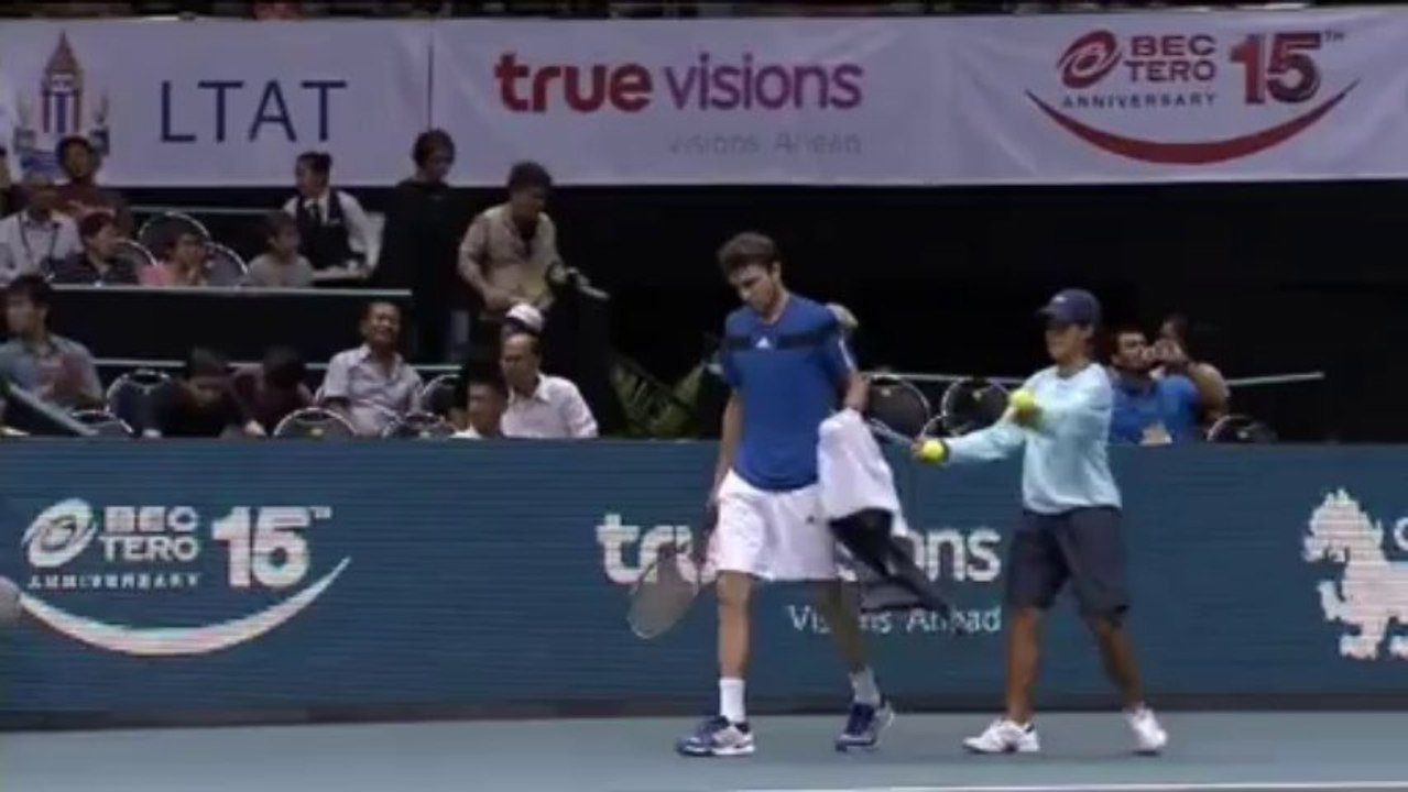 ATP Bangkok - Simon tombe en demi