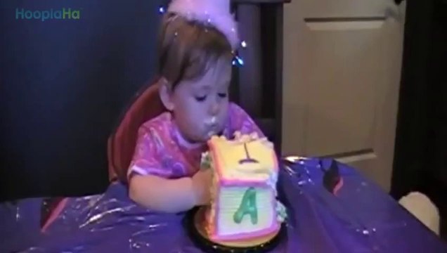 Des bébés et leur premiers gateaux d'anniversaires. Trop mignon!