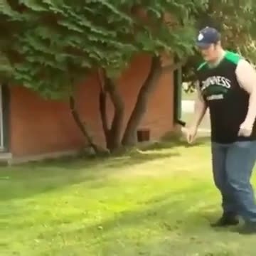 Exploser un ballon de foot avec son gros boul'! Du FAIL de chez VINE!