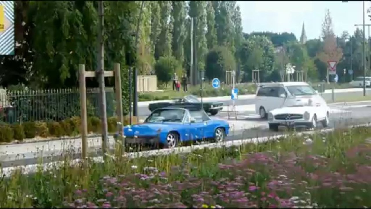 Avec le Bayeux Rétro Auto Club, visite du quartier de la gare de bayeux entièrement rénové...