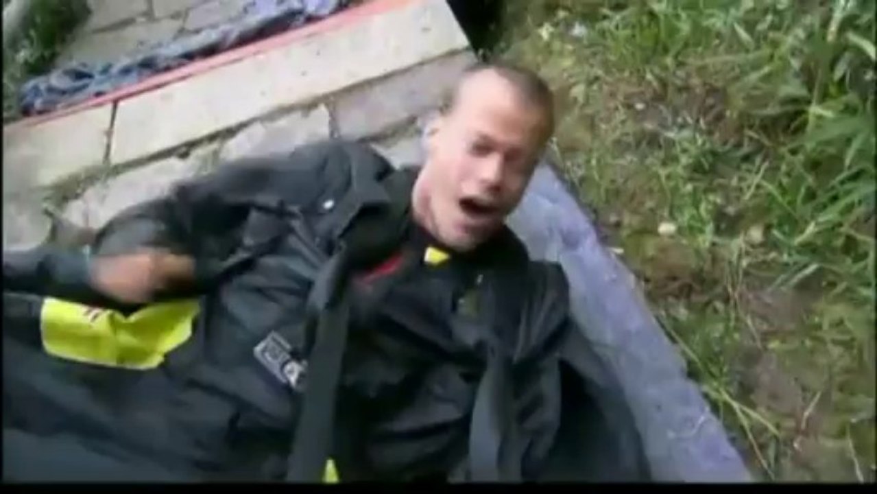 Chine : un cascadeur effectue une incroyable chute libre entre deux montagnes