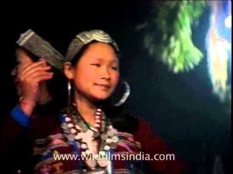 Women performing 'Phoning' dance of Arunachal Pradesh