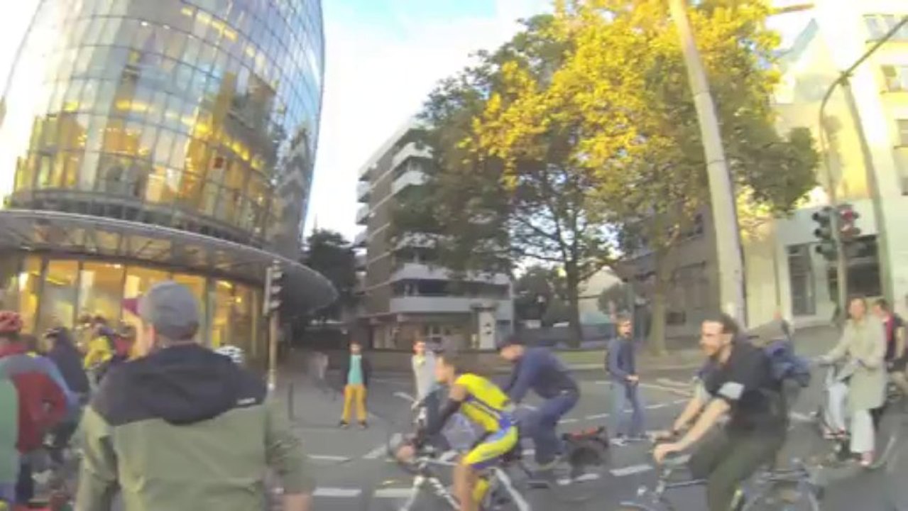 Critical Mass 09-2013 Peek und Cloppenburg - Autos fahren hupend in den Verband.
