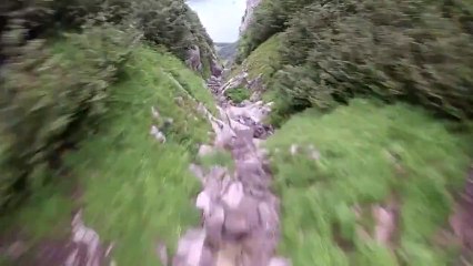 Scotty Bob rase les falaises en Wingsuit