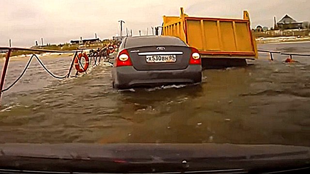 Un camion submerge une voiture en passant à coté