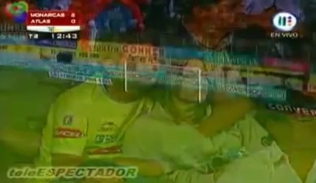 Palpa la ragazza in diretta durante partita di calcio!