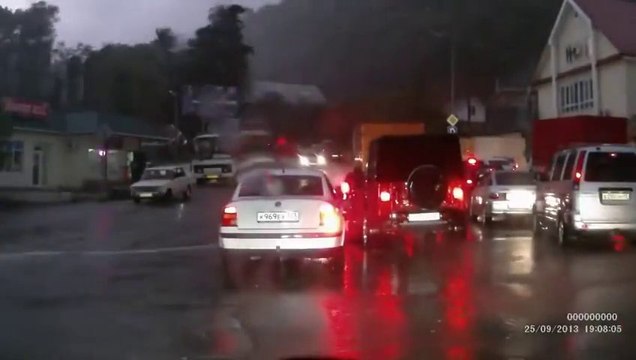 RUSSIE : Une tornade vue de l'interieur d'une voiture.