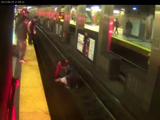 Boston : Ivre il tombe sur les voies du métro