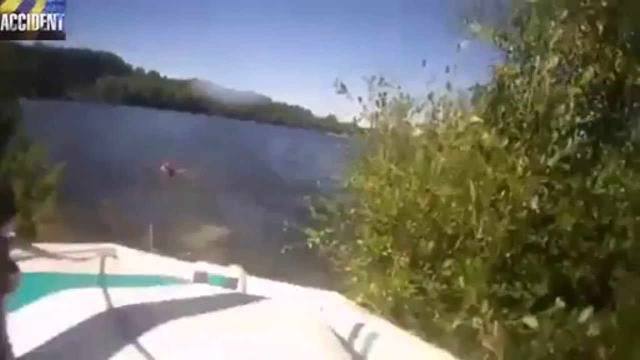 Un accident de ski nautique pas commun... C'est le bateau qui s'éclate!