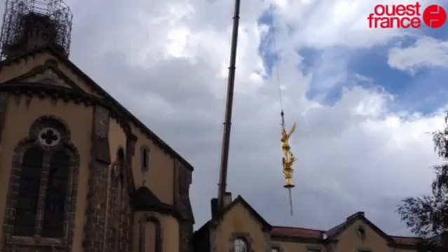 L'Archange saint Michel retrouve sa place - La statue hissée par un camion-grue