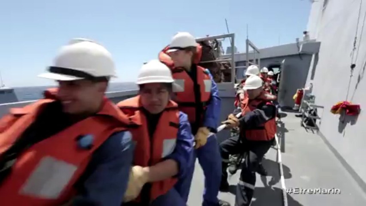 Caméra embarquée - Le ravitaillement en mer, un travail d'équipe