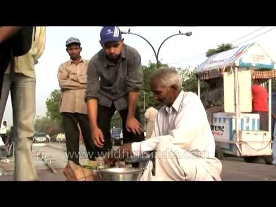 Elderly man selling paan in the streets of Delhi
