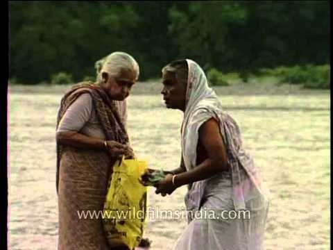 Devotees taking holy bath on the banks of river Ganga
