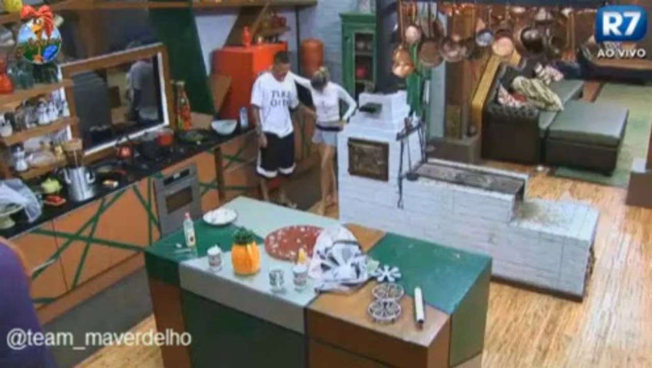 Mateus pega Barbara no colo, noite 23/09