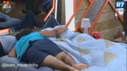 Barbara e Mateus movimentam o edredom, noite 24/09