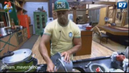 Mateus limpando a roupa da Baby de tarde, 24/09