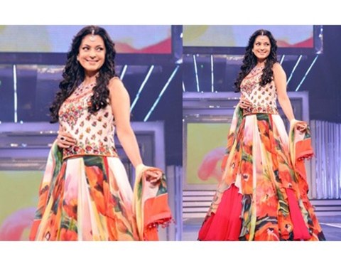 Juhi Chawla Walks The Ramp – Late Yash Chopra Birthday 2013