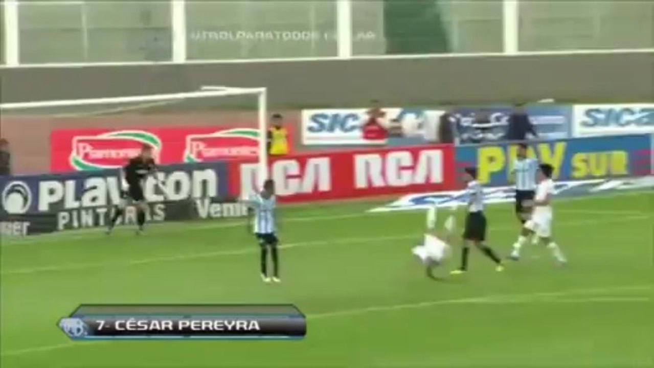 Le but acrobatique du week-end au Brésil !