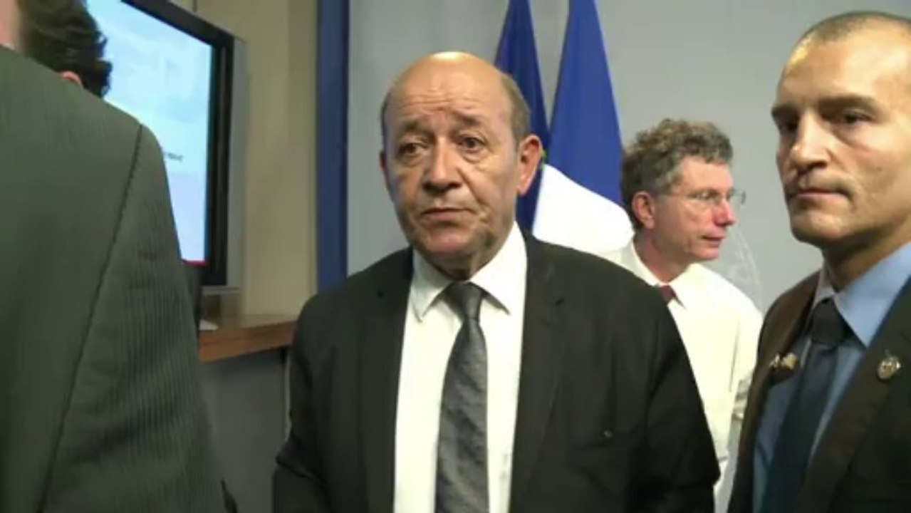 Restructurations dans l'armée: Le Drian s'explique