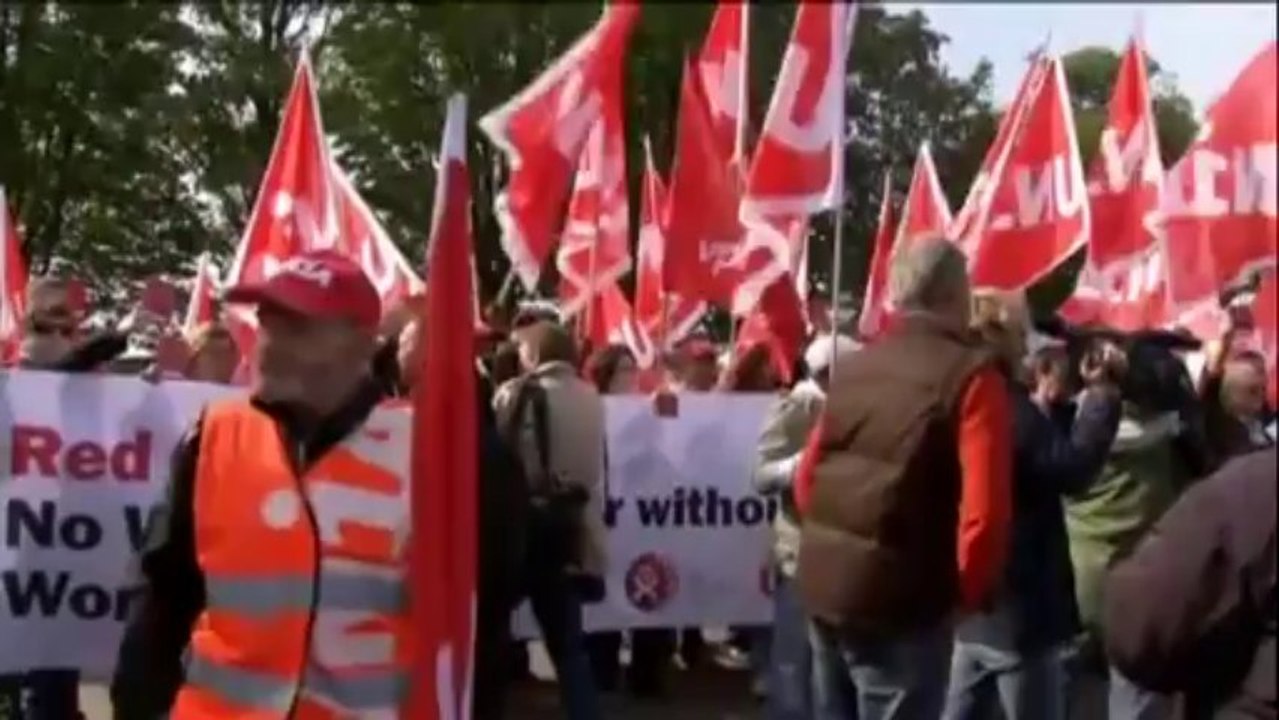 Des manifestants brandissent des cartons rouges devant le siège de la Fifa