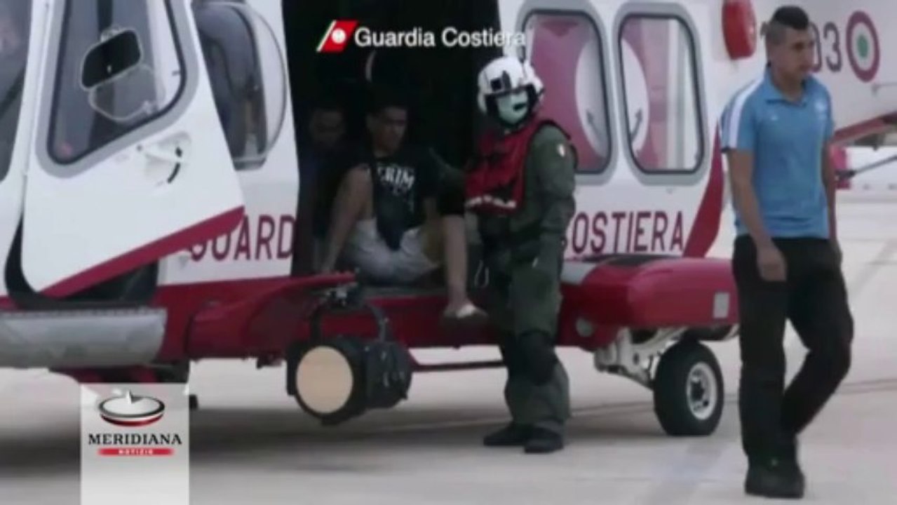 Finiscono contro gli scogli. Salvati da un elicottero della Guardia Costiera 13 migranti