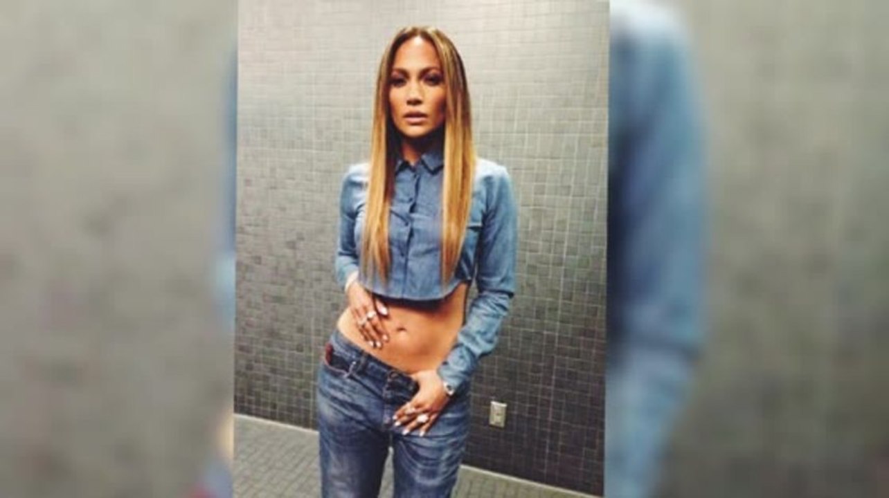 Jennifer lopez zeigt bauchmuskeln in bauchfreiem jeansoutfit