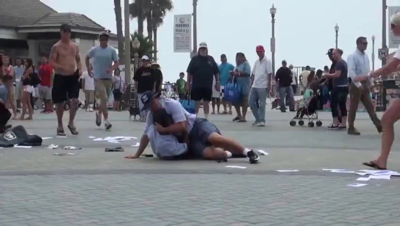 Bagarre de deux facteurs aux USA en pleine rue!! Caméra cachée...