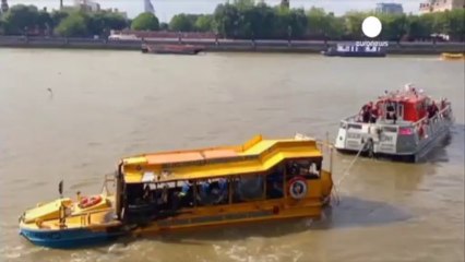 Thames Nehri'nde turist taşıyan tekne yandı
