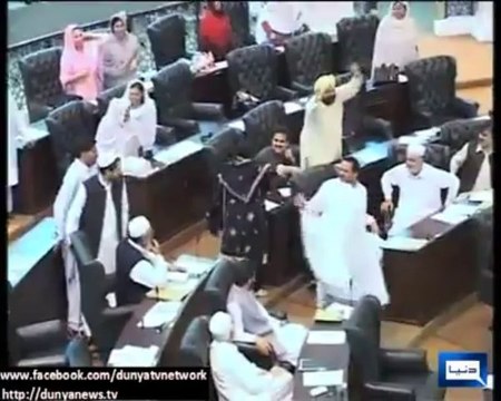 Nighat Orakzai Q league And Soran Singh fighting in KPK Assembly (30th September) In KPK Assembly