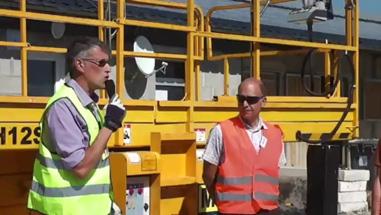 Pierre Daniel BIZE de la société Performance Nettoyage présente le robot Serbot sur le toit d'une installation solaire