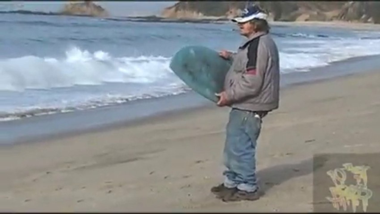 Classique: un SDF ivre essai le skimboard sur une plage