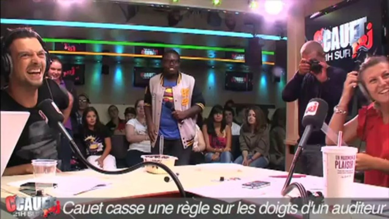 Cauet casse une règle sur les doigts d'un auditeur - C'Cauet sur NRJ