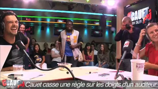 Cauet casse une règle sur les doigts d'un auditeur - C'Cauet sur NRJ