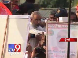 Tv9 Gujarat - Modi's DUPLICATE lands at Mumbai airport, gets rousing welcome