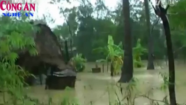 Bão số 10 tấn công miền Trung